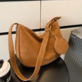 Bruine matte hobo tas van suède met schouderband en bijpassend rond klein muntzakje - Bruin