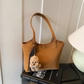 Braune Beuteltasche aus Kunstleder mit süßem Teddy-Anhänger und verstellbarem Riemen - Braun mit Anhänger