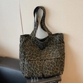 Borsa tote in tela con stampa leopardata verde scuro e doppie tasche frontali - Verde Leopardato