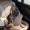 Secchiello scamosciato marrone con stella e orsetto di peluche all'interno dell'auto - Caffè con Ciondolo