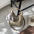 Khaki Leder Beuteltasche mit silberner Schleife und grauem Plüschhasen-Anhänger - Hellkhaki Mit Anhänger
