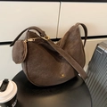 Donkerbruine matte hobo schoudertas met een kleine ronde portemonnee en gouden details - Bruin