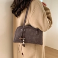 Borsa a tracolla minimalista in pelle scamosciata marrone scuro con anello in legno e perle - Con Ciondolo / Marrone
