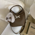 Braune Beuteltasche aus Leder mit Silber-Schnalle und Plüsch-Hasen-Anhänger - Braun mit Anhänger