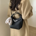 Elegante schwarze Eimer-Tasche aus Leder mit Silberschnalle und grauem Hasen-Anhänger - Schwarz mit Anhänger