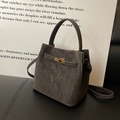 Bolso cubo elegante en ante gris oscuro mate con hebilla dorada y correa ajustable - Marrón