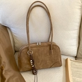 Borsa a tracolla retrò marrone scamosciata con ciondolo di perline e grande capacità - Con Ciondolo / Marrone