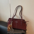 Grande borsa tote retrò bordeaux con cuciture a contrasto e ciondolo orsetto - Rosso Vino Con Pendente