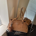 Grande borsa tote vintage marrone in finta pelle scamosciata con orsetto e cuciture - Marrone con ciondolo