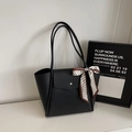 Borsa tote nera in pelle martellata con fibbia dorata e foulard decorativo in seta a fantasia - Nero