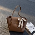 Borsa tote in pelle marrone scuro con grana di litchi e sciarpa di seta decorativa - Marrone