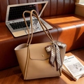 Borsa tote beige in finta pelle con elegante foulard in seta avvolto sul manico - Cachi