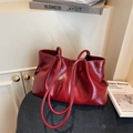 Bolso tote vintage rojo oscuro con detalles plisados y elegantes asas delgadas - Rojo