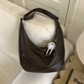 Sac bandoulière demi-lune marron foncé en cuir PU brillant avec bijou de sac monstre - Marron