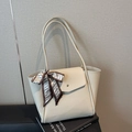 Borsa tote in pelle martellata beige crema con elegante foulard di seta sul manico - Bianco Sporco