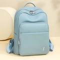 Zaino in pelle azzurra con trama litchi, tasche multiple e logo con coniglio - Blu