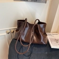 Bolso tote de cuero sintético marrón oscuro con diseño plisado y gran capacidad diaria - Marrón