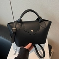 Klassische schwarze Beuteltasche mit Litschi-Muster, Goldbeschlägen und Tragegriff - Schwarz