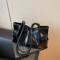 Bolso tote plisado negro minimalista con acabado brillante y correas largas - Negro