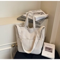 Detalle del bolso tote de pana crema con textura de rayas y prácticos bolsillos frontales - Blanco Roto