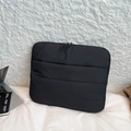 Custodia per laptop nera trapuntata con scomparto a zip e design soffice moderno - Nero