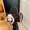 Bolso vintage de cuero PU marrón oscuro con hebillas metálicas y colgante de conejo de felpa - Café con Colgante