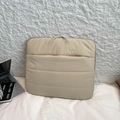 Custodia per laptop beige trapuntata minimalista con imbottitura leggera e doppia cerniera - Cachi