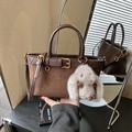 Bolso cubo retro marrón oscuro con colgante de conejo de peluche y bandolera - Gamuza Café Con Colgante