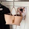 Bolso tote beige de cuero granulado con hebilla dorada y asas largas para mujer - Caqui