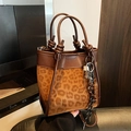 Secchiello marrone leopardato con manico in pelle annodato e ciondoli in stile vintage - Con Ciondolo / Marrone