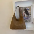 Bruine hobo schoudertas van imitatiesuède met grote capaciteit en een strak design - Khaki