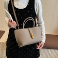Bolso tipo cubo vintage color topo con grabado de lichi y hebilla dorada ajustable - Gris elefante