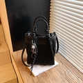 Elegante borsa a secchiello in pelle nera con stampa leopardata e manico annodato - Con Ciondolo / Nero