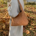 Bruine suède hobo schoudertas voor dames met een minimalistisch en ruim tote design - Karamel