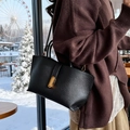 Bolso tipo cubo retro negro de cuero con patrón lichi y elegante cierre dorado - Negro
