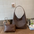 Donkerbruine set van totebag in suède-look en bijpassende pouch in minimalistische stijl - Bruin
