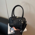 Sac Boston chic en daim noir avec détails dorés et bandoulière réglable pour femme - Noir