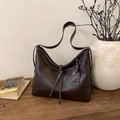 Vintage σκούρα καφέ δερμάτινη τσάντα tote με κορδόνια σε ρουστίκ ξύλινο τραπέζι - Καφέ (PU)