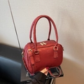 Sac Boston rétro en daim rouge foncé avec détails dorés et bandoulière amovible - Bordeaux