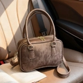 Sac à main Boston en daim marron rétro sur siège de voiture avec bandoulière élégante - café