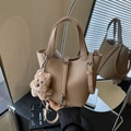 Bolso cubo caqui con textura de lichi y colgante de perro de peluche para mujer - Con Colgante / Caqui
