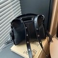 Elegante borsa a tracolla in pelle nera opaca con cinturino ad occhielli e dettagli frange - Nero