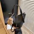 Elegante bolso de cubo en cuero negro con grano de lichi y un colgante de perro de peluche - Con Colgante / Negro