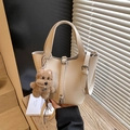 Bolso tipo cubo de cuero crema con colgante de oso y correa desmontable - Con Colgante / Blanco