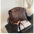 Borsa a tracolla retrò marrone scuro con lunghe nappe e occhielli in argento sulla tracolla - Marrone
