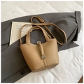 Elegante bolso bombonera de piel camel con patrón de lichi y cierre de metal plateado - Sin colgante / Caqui