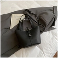 Elegante bolso de cubo en cuero negro con textura de lichi y correa de hombro - Sin colgante / Negro