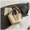 Bolso cubo beige con grabado de lichi, cierre metálico y correa ajustable - Sin colgante / Blanco