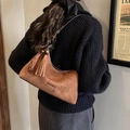 Borsa baguette in pelle scamosciata marrone con nappe e cinturino in perline di legno - Caffè con Ciondolo