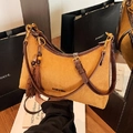 Borsa hobo vintage in pelle scamosciata senape con tracolla marrone e nappa - Marrone con ciondolo